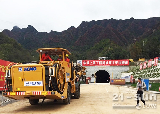 先進(jìn)高效環保徐工三臂鑿岩台車助力蒙華鐵路建設